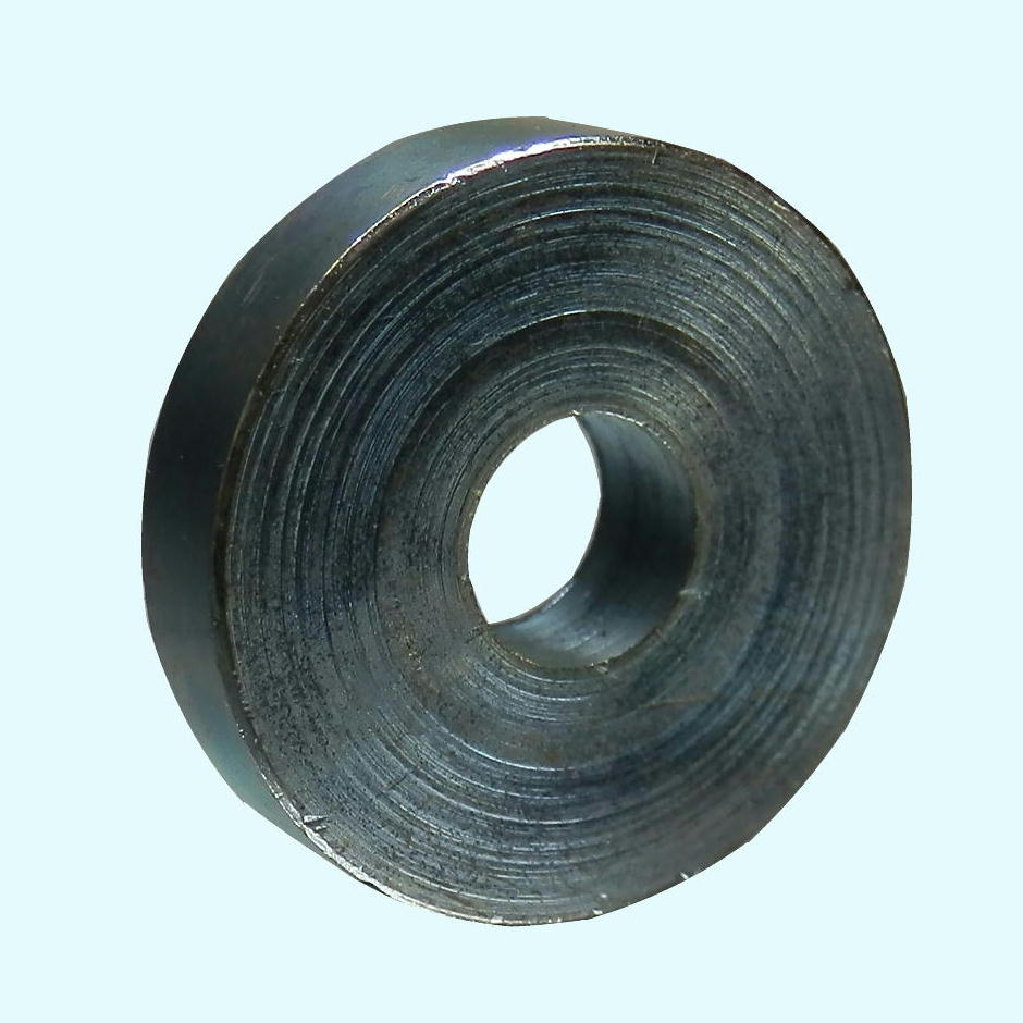 丈夫で耐食性があり、屋外や湿度の高い場所での使用に適しています。しかし、回転の滑らかさに関しては、ベアリングより劣るので、開閉頻度が低いケースに適しています。