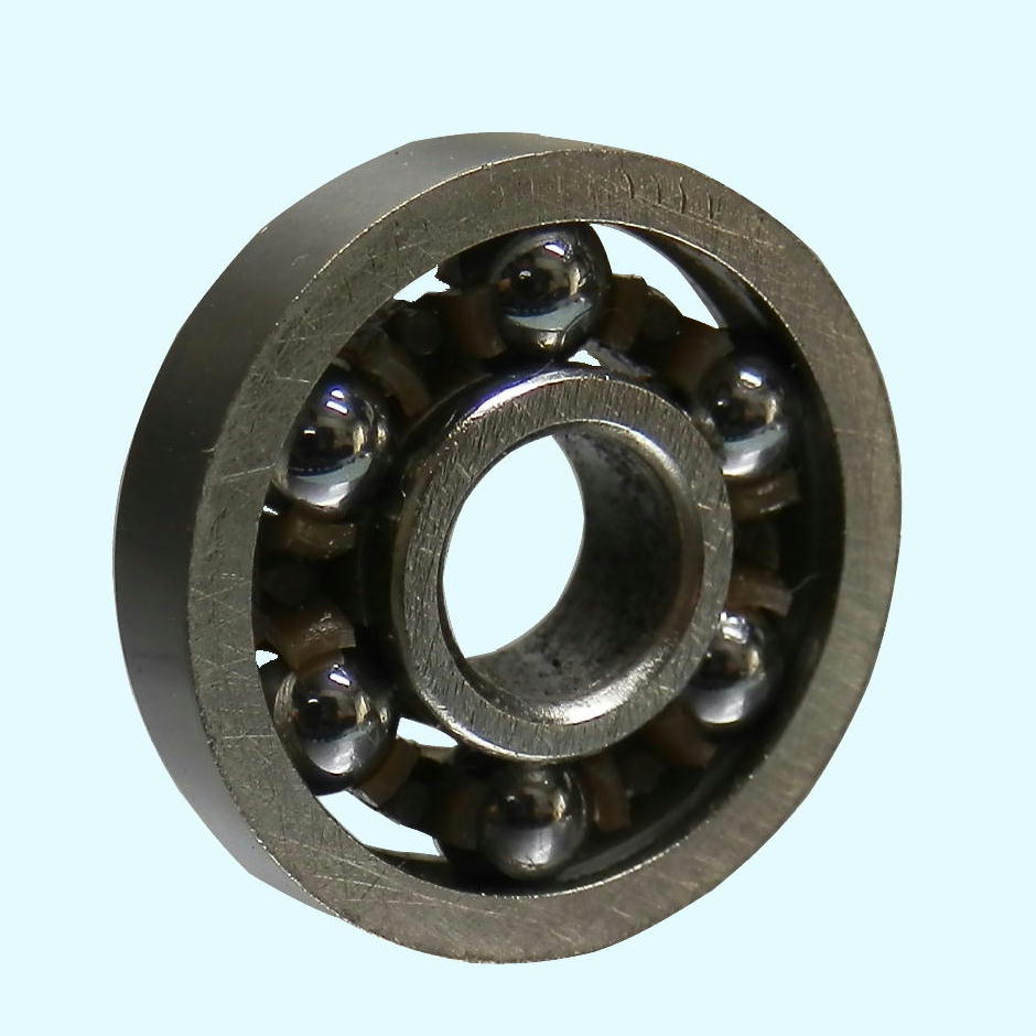 リテナ(ボール保持器)付でボールの回転も滑らかです。しかし、腐食し(サビ)やすいので湿度の低い室内での使用に適しています。